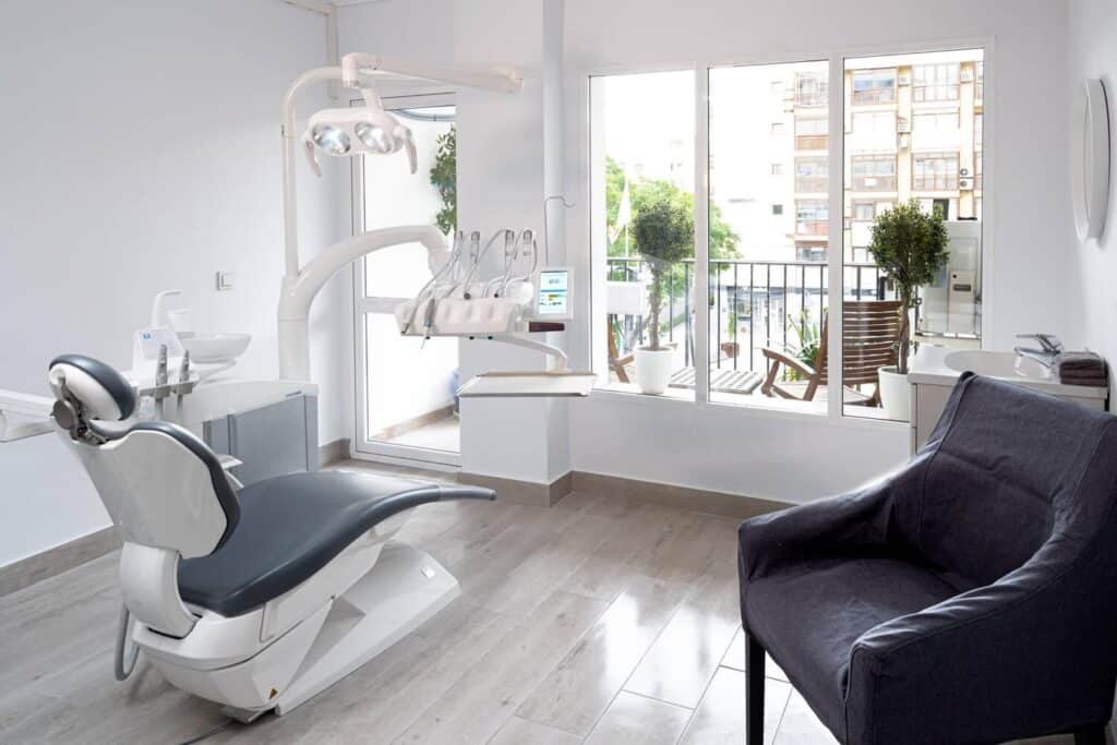 Sillón dental y butaca en el gabinete de la clínica